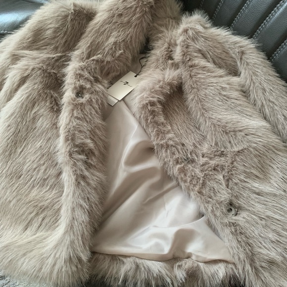 7 For All Mankind- Stunning, Chic Appearance, Faux Fur Chubby Jacket. Taupe - Picture 8 of 10